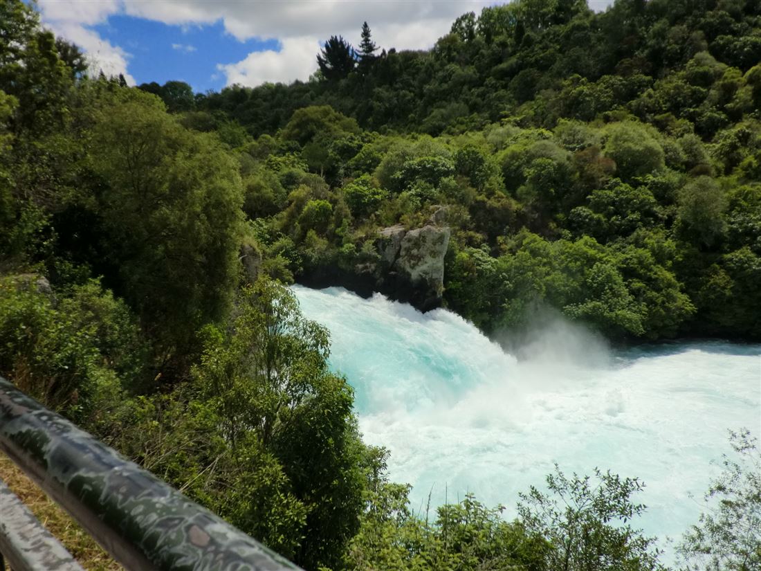 フカ滝・タウポ ｜ニュージーランドロトルア観光ガイド